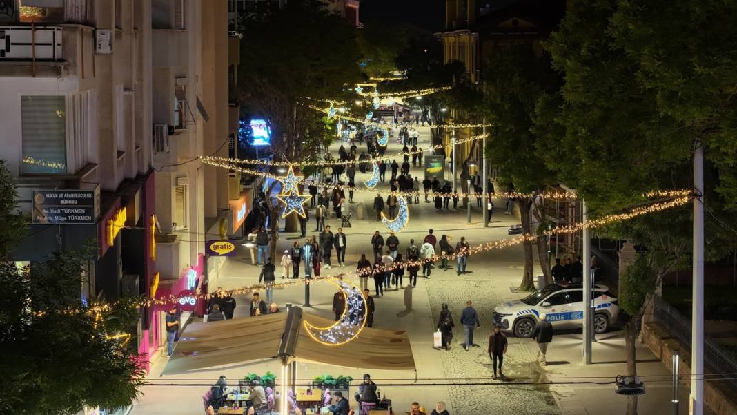 Konya Büyükşehir bayram için sokakları süsledi, aydınlattı 2